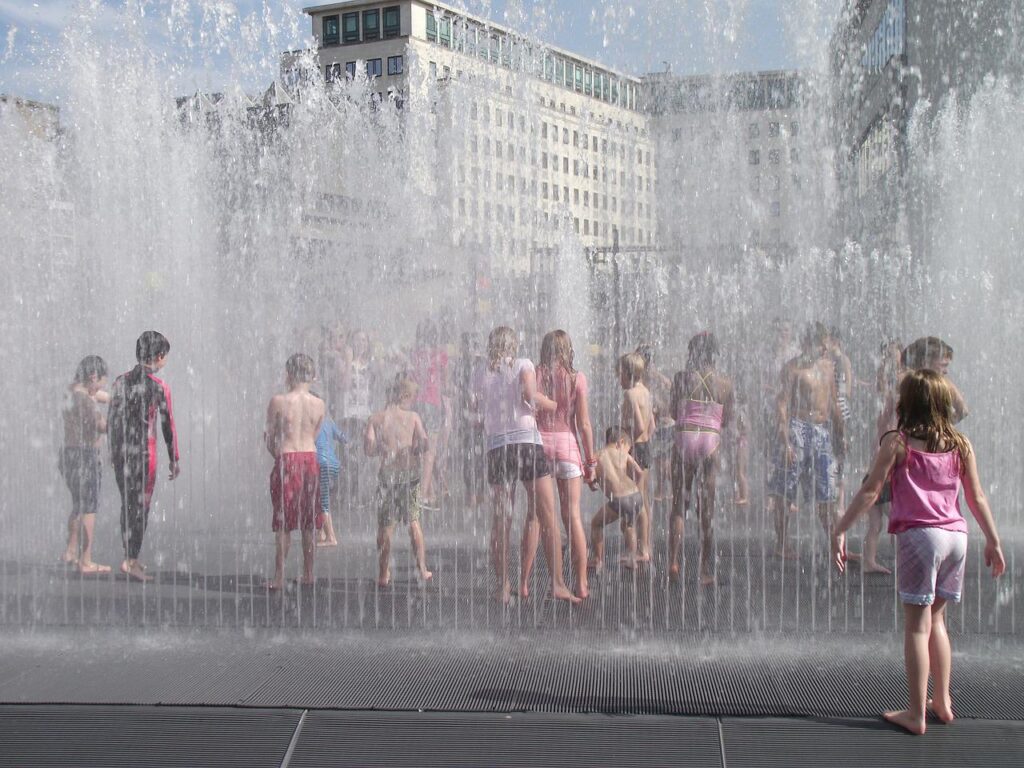 children, playing, water-422488.jpg